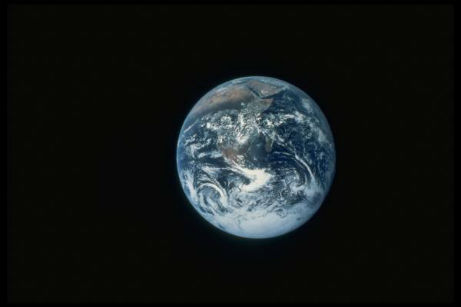 terre vue de la lune.ame du monde.familles constell�es sur terre.champ psychique collectif;meme destin.anima mundi.ame du monde.famille terre.